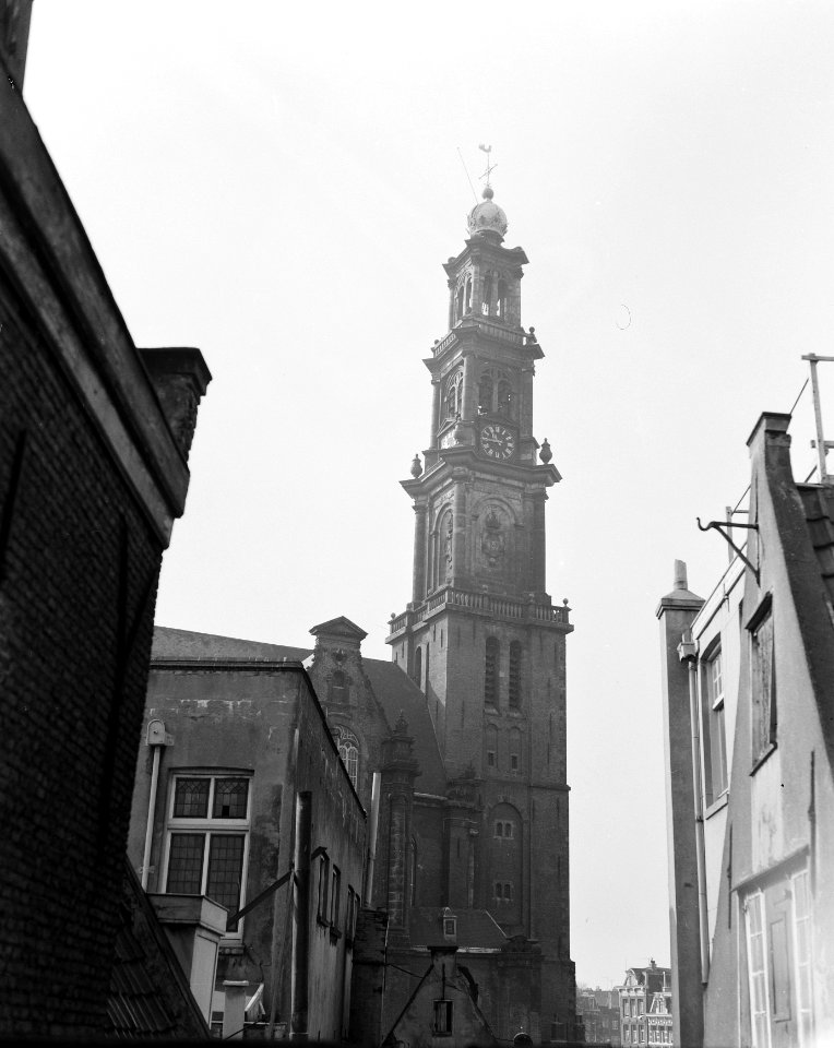 Gezicht op de Westertoren vanuit het achterhuis van Anne Frank, Bestanddeelnr 908-4336