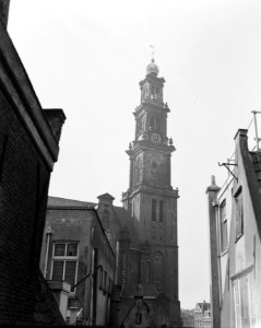 Gezicht op de Westertoren vanuit het achterhuis van Anne Frank, Bestanddeelnr 908-4336