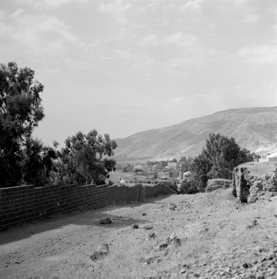 Gezicht op het oude centrum vanTiberias vanaf de omringende heuvels met links ee, Bestanddeelnr 255-4074