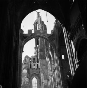 Gezicht op de toren van de Grote- of St Eusebiuskerk vanuit het koor van de ke, Bestanddeelnr 900-4425