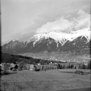 Gezicht op de besneeuwde toppen van de Nordkette met daarvoor Innsbruck, Bestanddeelnr 254-4313