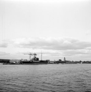 Gezicht op Gorinchem met kerktoren, op de achtergrond de binnenhaven en op de v…, Bestanddeelnr 254-0941