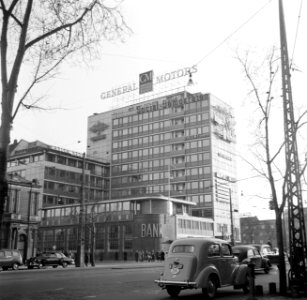 Gezicht op de Vesterbrogade met op de achtergrond v.l.n.r. een kantoor van Arbej, Bestanddeelnr 252-8822