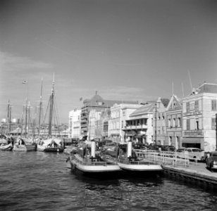 Gezicht op de Handelskade in Willemstad op Curaçao, Bestanddeelnr 252-7253