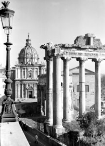 Gezicht op de Santi Luca e Martina met rechts de restanten van de Tempel van Sat, Bestanddeelnr 191-1216
