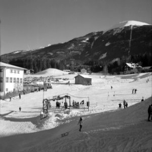 Gezicht op de wintersporters bij de skiliften naar de Patscherkofel, Bestanddeelnr 254-4339