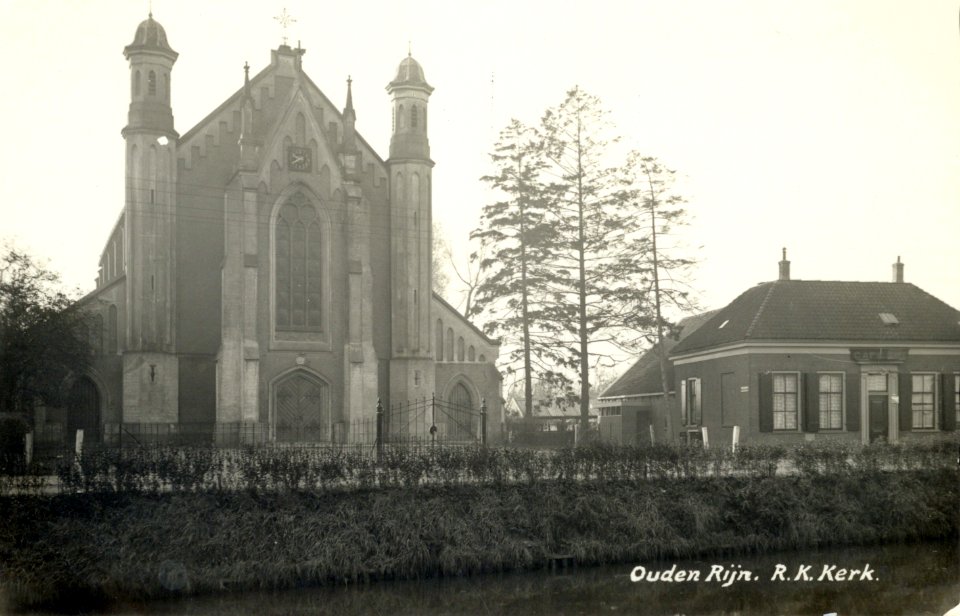 Gezicht op de voorgevels van de R.K.-kerk (Rijksstraatweg 20) en het café Van Beek (Rijksstraatweg 21) te Oudenrijn uit het noorden - HUA-X143563 - 10527