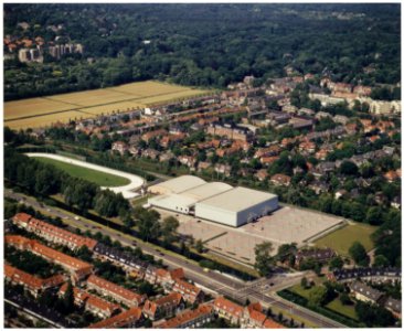 Gezicht op de Westelijke Randweg met de kunstijsbaan en de Extram sporthal. NL-HlmNHA 54036056