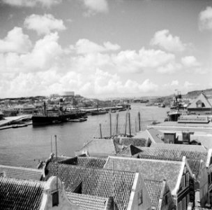 Gezicht op de Sint Annabaai en de haven van Willemstad op Curaçao, gezien vanaf , Bestanddeelnr 252-7301