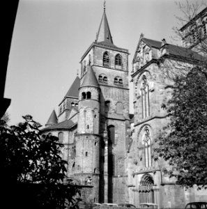 Gezicht op de Westelijke ingang van de Onze-Lieve-Vrouwekerk in Trier met op de , Bestanddeelnr 254-4472