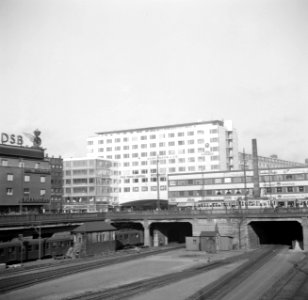 Gezicht op de spoorbrug van de Vesterbrogade met op de achtergrond v.l.n.r. het , Bestanddeelnr 252-8820