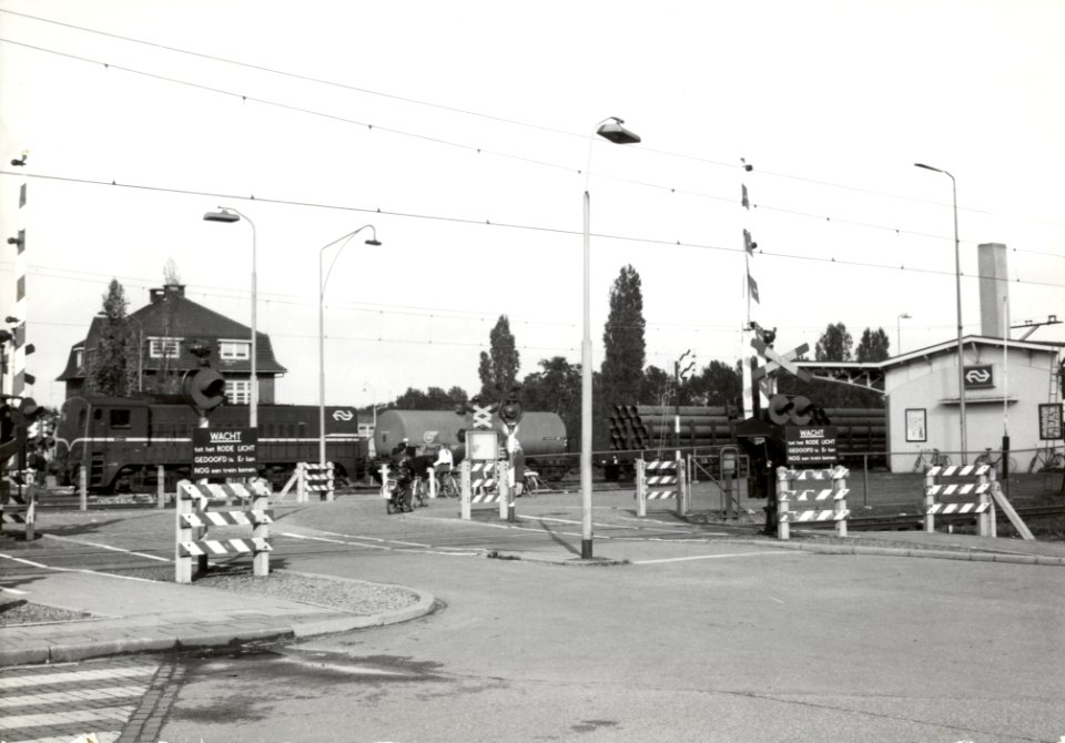 Gezicht op de spoorwegovergang in de Houtmanstraat te Geleen Rechts een deel van het NS station Geleen Lutterade