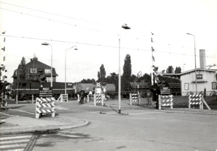 Gezicht op de spoorwegovergang in de Houtmanstraat te Geleen Rechts een deel van het NS station Geleen Lutterade