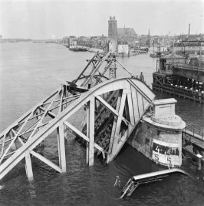 Gezicht op Dordrecht Op de voorgrond vernielde stadsbrug, Bestanddeelnr 900-5281 photo