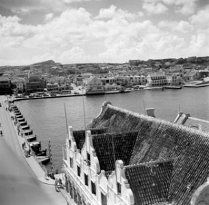 Gezicht op de wijk Otrabanda in Willemstad op Curaçao, gezien vanaf de toren van, Bestanddeelnr 252-7300