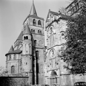 Gezicht op de Westelijke ingang van de Onze-Lieve-Vrouwekerk in Trier met op de , Bestanddeelnr 254-4471