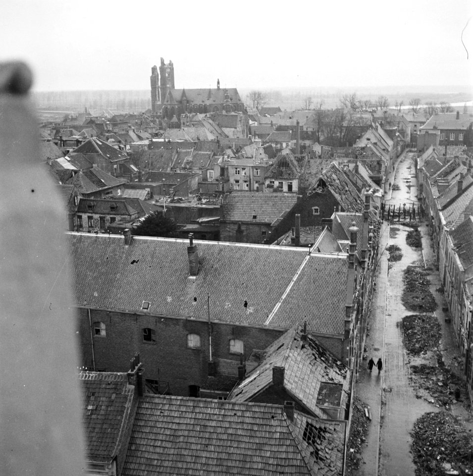 Gezicht op de vernielingen in de binnenstad van Roermond, Bestanddeelnr 900-2314