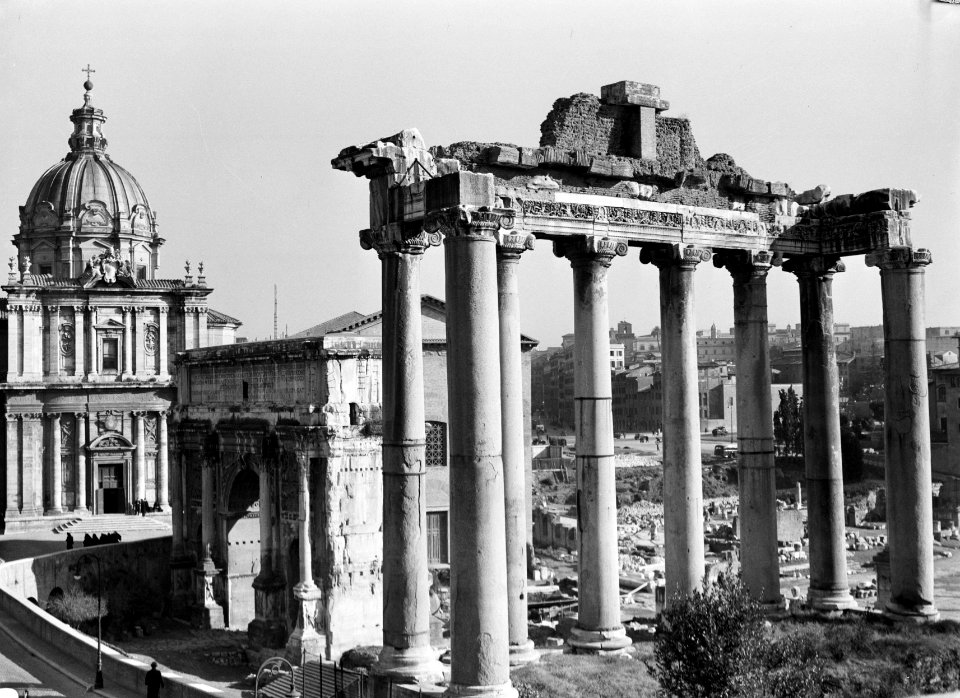 Gezicht op de Santi Luca e Martina met rechts de restanten van de Tempel van Sat, Bestanddeelnr 191-1293
