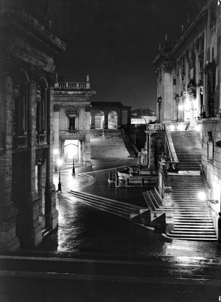 Gezicht op de trappen naar de ingang van het Palazzo Senatorio aan de Piazza del, Bestanddeelnr 252-1756