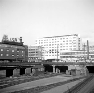 Gezicht op de spoorbrug van de Vesterbrogade met op de achtergrond v.l.n.r. het , Bestanddeelnr 252-8819 photo