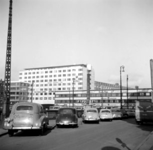 Gezicht op de Vesterbrogade met op de voorgrond geparkeerde auto's en op de acht, Bestanddeelnr 252-8818