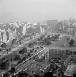 Gezicht op het Forum Romanum met op de achtergrond het Flavisch Amfitheater ofwe, Bestanddeelnr 254-5509