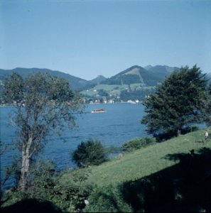 Gezicht op de Tegernsee met aan de overkant het dorp Tegernsee, Bestanddeelnr 255-9994