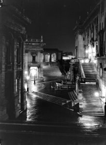 Gezicht op de trappen naar de ingang van het Palazzo Senatorio aan de Piazza del, Bestanddeelnr 191-1242