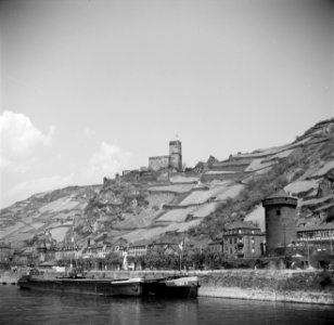 Gezicht op Kaub met ruïne Burg Gutenfels, aan de kade de Express 7 en M.S. Satu…, Bestanddeelnr 254-1153