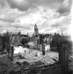 Gezicht op de Markt, op de achtergrond de Grote- of St Eusebiuskerk Links het , Bestanddeelnr 900-4245
