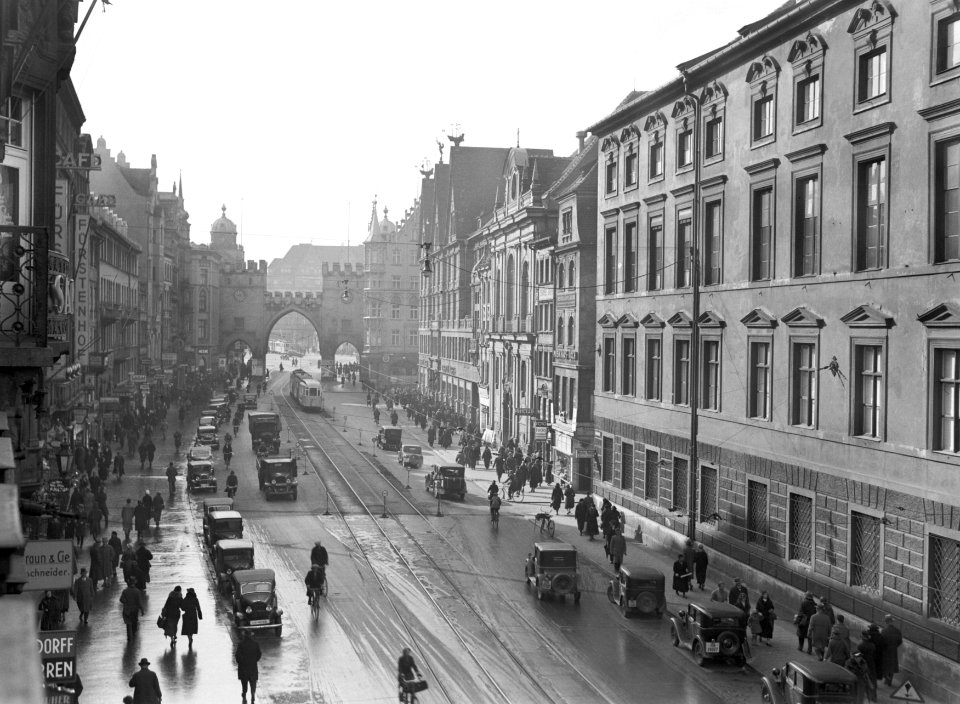 Gezicht op de Neuhauser Straße met op de achtergrond de Karlstor, Bestanddeelnr 191-0005