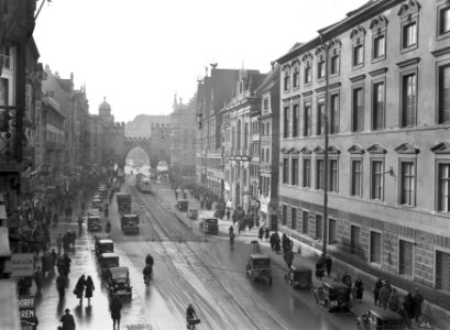 Gezicht op de Neuhauser Straße met op de achtergrond de Karlstor, Bestanddeelnr 191-0005