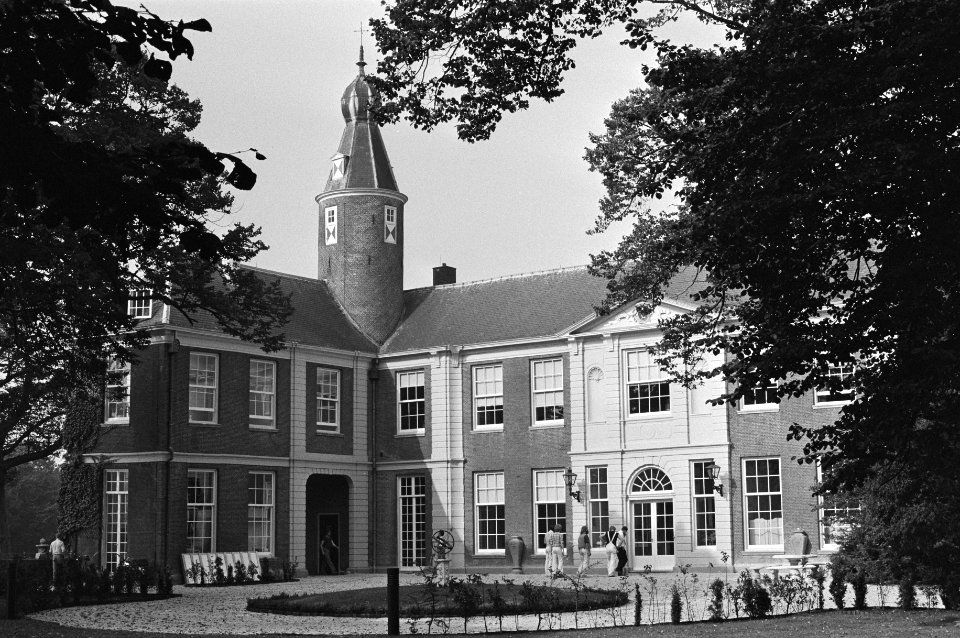 Gezicht op het plantsoen van het gerestaureerde kassteel Marquette in Heemskerk , Bestanddeelnr 931-6649