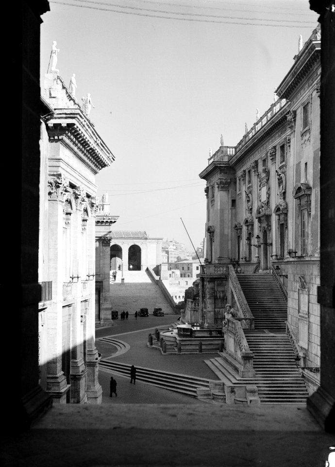 Gezicht op de trappen naar de ingang van het Palazzo Senatorio aan de Piazza del, Bestanddeelnr 191-1241