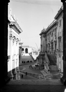 Gezicht op de trappen naar de ingang van het Palazzo Senatorio aan de Piazza del, Bestanddeelnr 191-1241