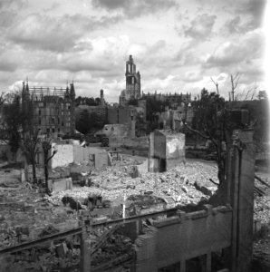 Gezicht op de Markt, op de achtergrond de Grote- of St Eusebiuskerk Links het , Bestanddeelnr 900-4246