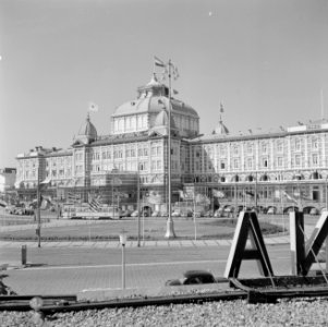 Gezicht op het Kurhaus in Scheveningen vanaf het Gevers Deynootplein, Bestanddeelnr 254-4002