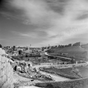 Gezicht op het niemandsland langs de muur van de oude stad van Jeruzalem tussen , Bestanddeelnr 255-1610