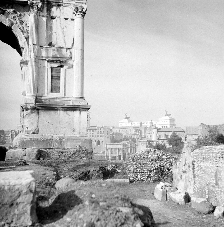 Gezicht op het Forum Romanum met links een deel van de Boog van Septimius Severu, Bestanddeelnr 254-5517