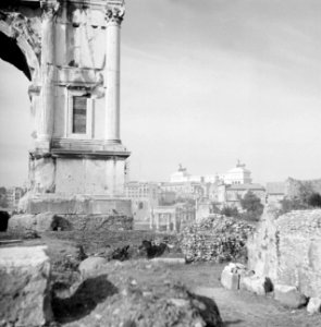Gezicht op het Forum Romanum met links een deel van de Boog van Septimius Severu, Bestanddeelnr 254-5517