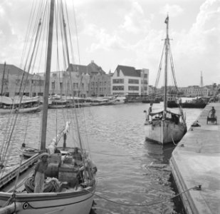 Gezicht op de De Ruijterkade (de huidige Sha Caprileskade) met de drijvende mark, Bestanddeelnr 252-7126