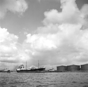 Gezicht op de olieraffinaderij aan het Schottegat op Curaçao, Bestanddeelnr 252-7290