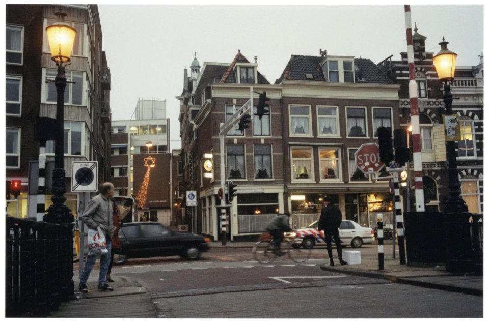Gezicht op de Korte VeerstraatSpaarne gezien vanaf de Melkbrug. NL-HlmNHA 54036398