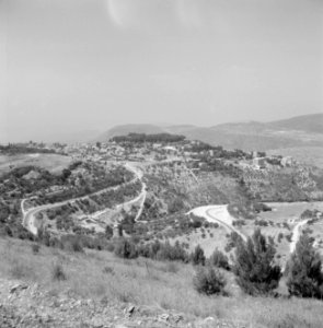 Gezicht vanaf de heuvels op Safad (Safed) met op de voorgrond een dal met enkele, Bestanddeelnr 255-3974