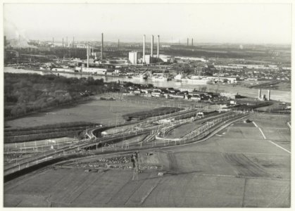 Gezicht op de Hoogovens, het Noordzeekanaal en het wegennet bij IJmuiden. NL-HlmNHA 54016918
