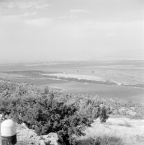 Gezicht vanaf de bergen van Galileja op een vallei met akkers in Transjordanie, Bestanddeelnr 255-2923