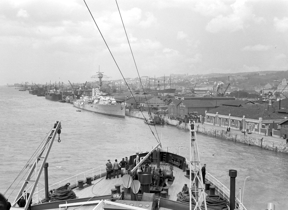 Gezicht op de haven van Lissabon met een oorlogsschip, Bestanddeelnr 191-0203