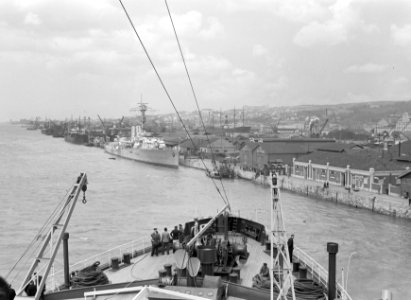 Gezicht op de haven van Lissabon met een oorlogsschip, Bestanddeelnr 191-0203