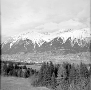 Gezicht op de besneeuwde toppen van de Nordkette met daarvoor Innsbruck, Bestanddeelnr 254-4315