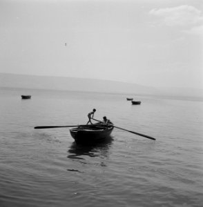 Gezicht vanaf de oever op het meer van Tiberias met op het meer enkele bootjes , Bestanddeelnr 255-4094